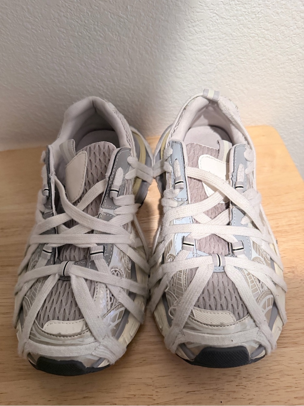 Azalea Wang Women’s Grey/White Mesh Sneakers